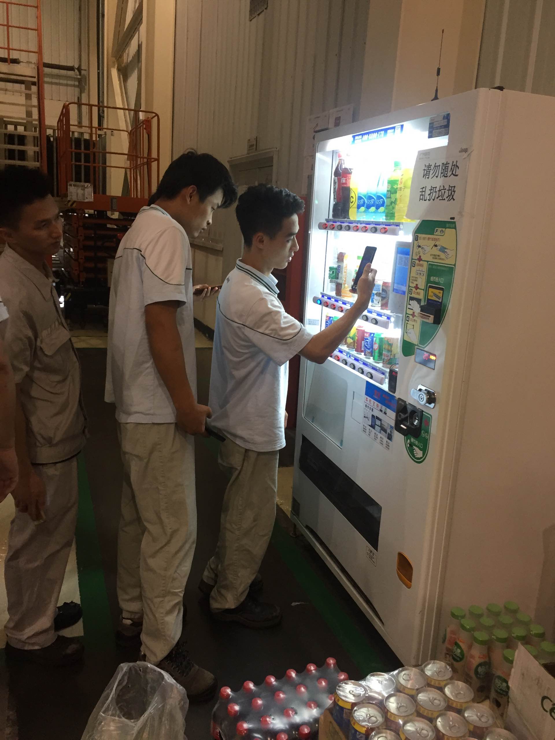 無(wú)人售貨機(jī)，自動(dòng)售貨機(jī)，自助售貨機(jī)，自動(dòng)販賣機(jī)，自助售賣機(jī)，富宏智能售貨機(jī)